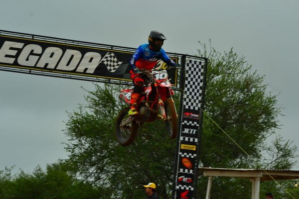 Motocross: gran espectáculo se vivió en Loma Plata