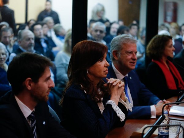Justicia cree que los Kirchner fueron "jefes" de una asociación delictiva