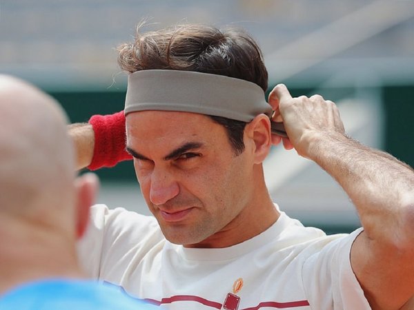 Federer pisa la tierra batida de Roland Garros cuatro años después