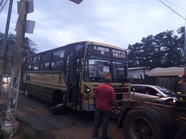 Micro chatarra generó caos en San Lorenzo