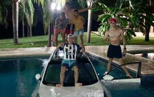 Pileteada terminó con la camioneta al agua