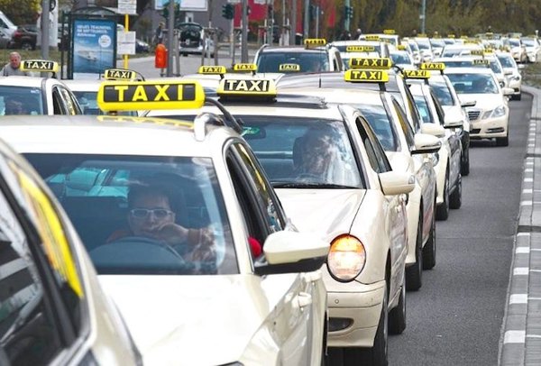 Padres olvidan  a recién nacido  dentro del taxi