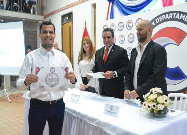 Jóvenes del programa Becas de Juventud reciben certificados