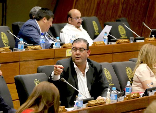 Rivas solicitó su desafuero y sería tratado hoy en la sesión