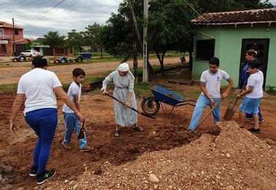 Esfuerzo de escolares obligó a la institución municipal a reparar calle de una escuela