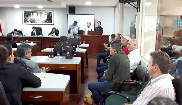 Colonos, víctimas del “Rey de las estafas”, piden auxilio a la Junta Departamental