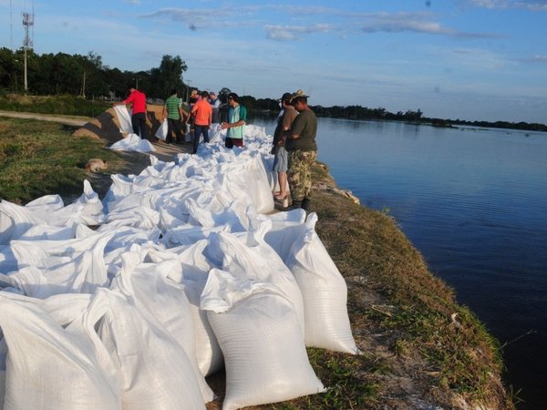 Río Paraguay sube en Pilar y no cesan los trabajos para fortalecer el muro