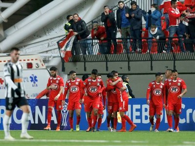 Unión La Calera golpea y toma ventaja ante el Atlético Mineiro