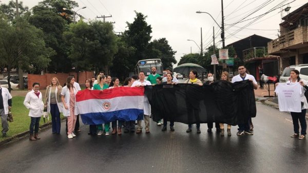 Médicos protestaron cerrando calle - Nacionales - ABC Color