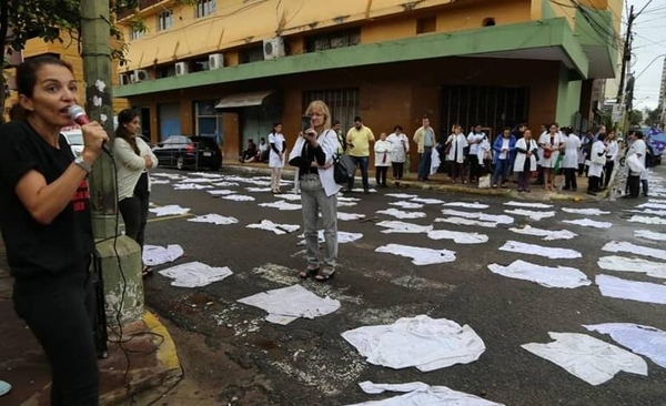 HOY / Médicos inician brazos caídos en forma progresiva en rechazo a veto de jubilación