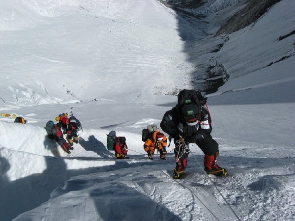 Atasco en el Everest al hacer cima más de 200 montañeros