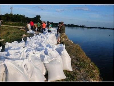 EN PILAR, REFUERZAN MURO CON 30 MIL BOLSAS DE ARENA