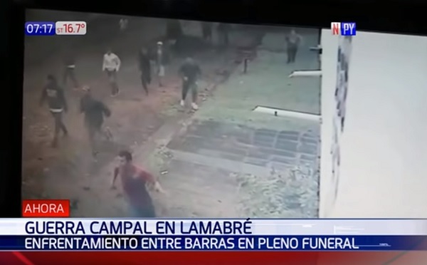 Barras bravas se enfrentan durante velorio de hincha asesinado