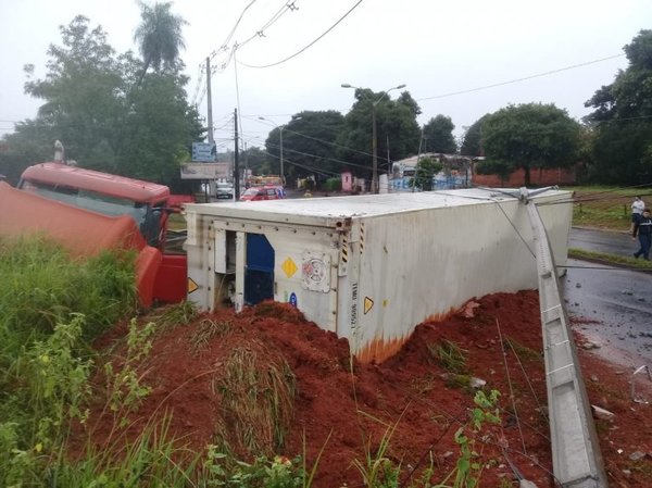 Camión con 25.000 kilos de carne volcó rumbo a Villeta - Nacionales - ABC Color