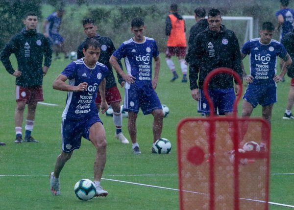 Ni la lluvia detuvo a la Albirroja - ADN Paraguayo