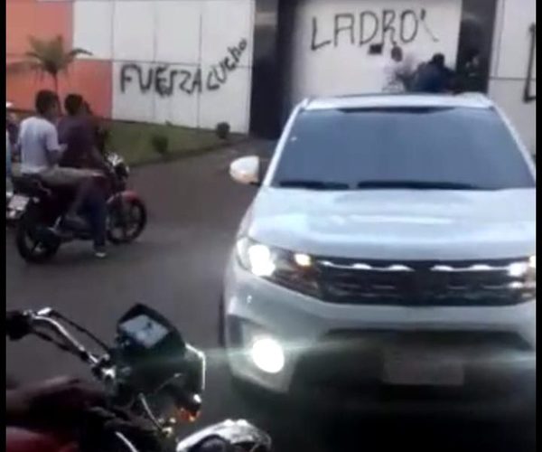 Con pintatas a motel de «Cucho» repudian a SENABICO