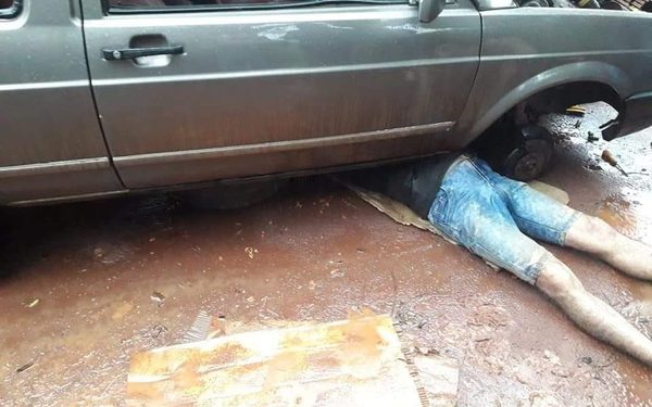 Hombre muere al ser aplastado por auto que reparaba