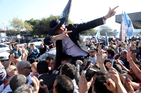 Bolsonaro liberó venta de fusiles de asalto y hay polémica en Brasil - ADN Paraguayo