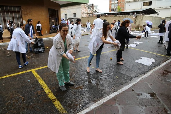 Médicos critican al gobierno e inician protestas escalonadas