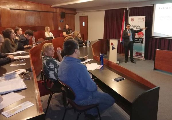 Capacitan a alumnos sobre competencias de judicatura de Paz