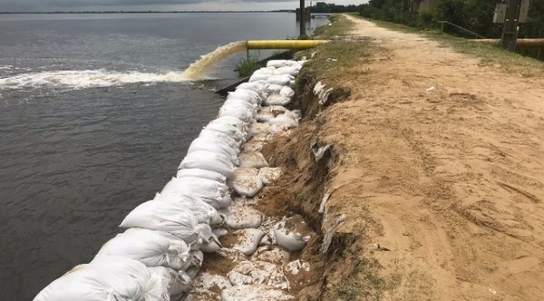 Realizan intenso trabajo para evitar filtraciones del muro de Pilar » Ñanduti