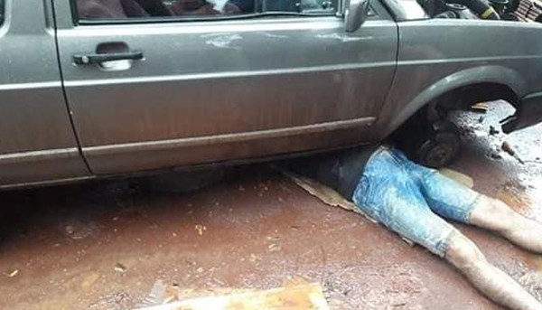 MECÁNICO MURIÓ APLASTADO POR UN AUTO QUE ESTABA REPARANDO