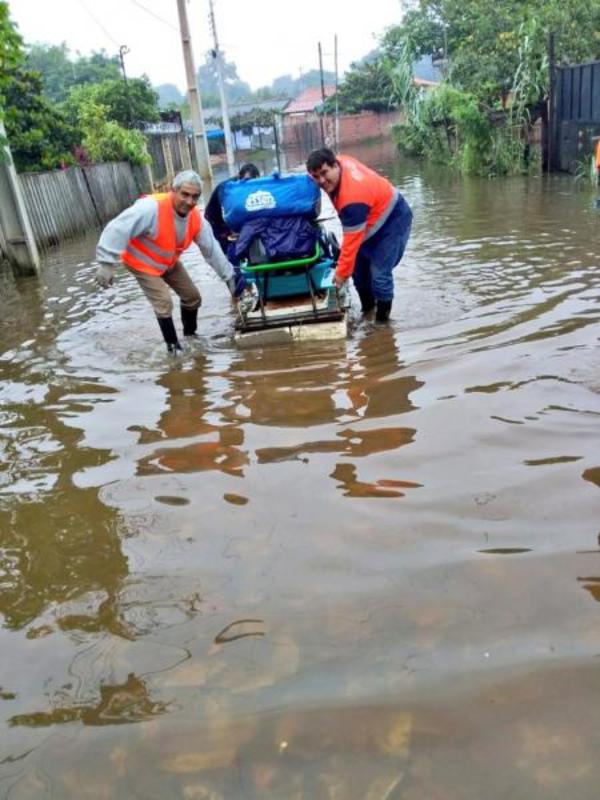 SEN concentra asistencia a afectados por inundación en 4 barrios de Asunción