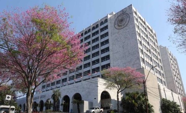 HOY / 'Hospital' en Poder Judicial: 39  funcionarios ya son muchos,  afirma ministro, pide recorte