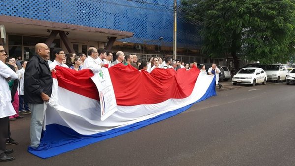 Médicos cierran parte de la avenida General Santos - Nacionales - ABC Color