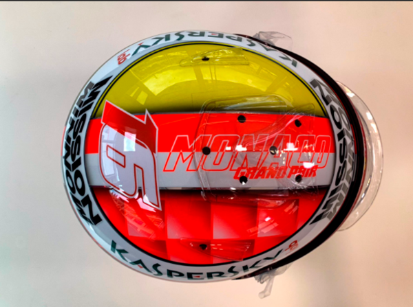 Leclerc presentó su especial casco para el GP de Mónaco