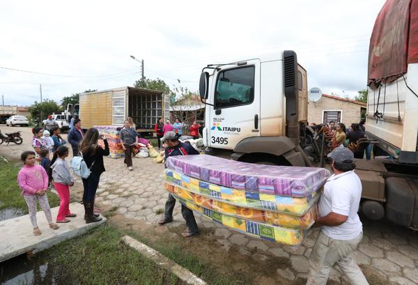 Campaña Paraguay Solidario entregó donativos a damnificados de Pilar - ADN Paraguayo