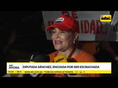 Diputada Sánchez, enojada por ser escrachada - Tv - ABC Color