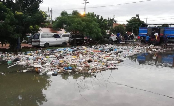 HOY / Inundados de agua y basura: el dilema de los pobladores del Bañado Tacumbú