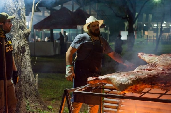 San Ignacio: Alan Fretes y su nueva forma de servicio de parrilla ''una vaca entera'' - Digital Misiones