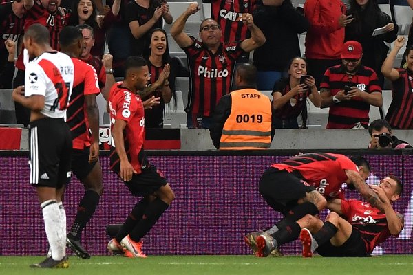 Athlético Paranaense supera por la mínima a River Plate