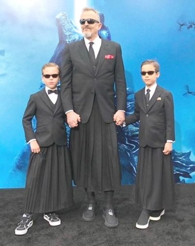 Miguel Bosé mostró a sus peques ¡en falda!