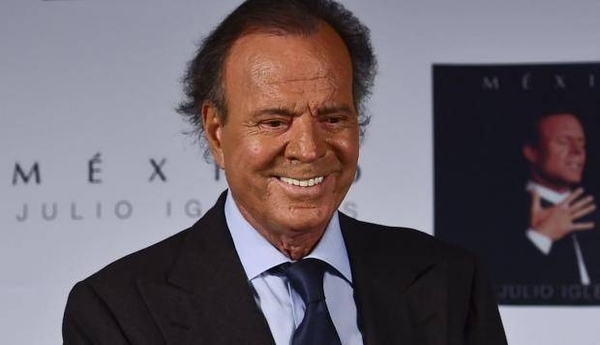 HOY / ¿Julio Iglesias mintió para no ir a los Grammy?: Su foto en una boda dispara polémica