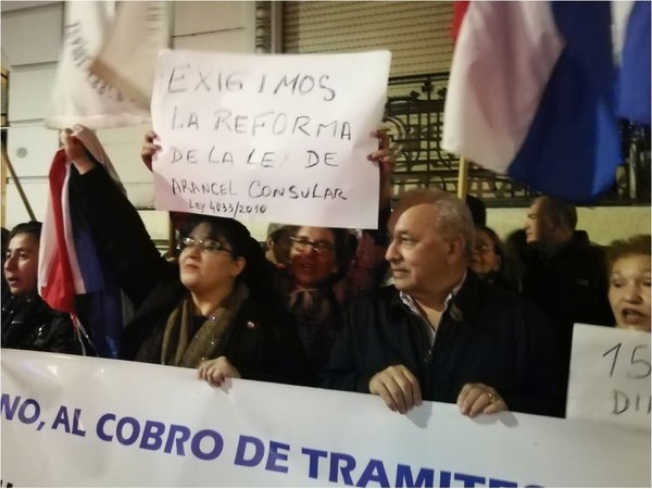 Connacionales piden cabeza de cónsul en Buenos Aires