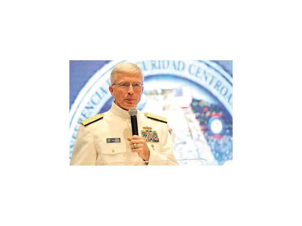 El jefe del Comando Sur da su apoyo al cambio en Venezuela
