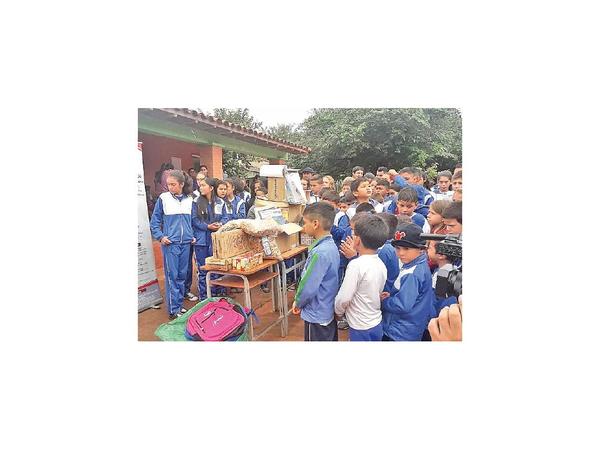 Escuela incendiada recibe libros que permitirá reabrir biblioteca