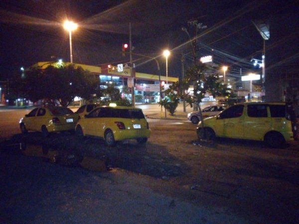 Vecinos reducen a supuesto ladrón y evitan robo a taxista