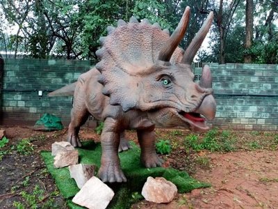 En Luque inauguran un parque jurásico
