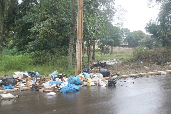 Basura inunda calles de Presidente Franco ante lío por la recolección