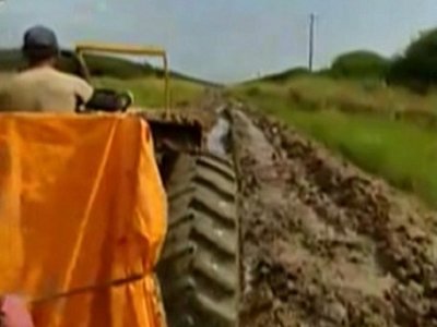 Un bebé pasa 10 horas en un tractor para llegar a un hospital