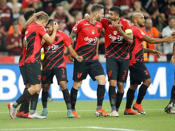 Paranaense sorprende a River y toma ventaja en la Recopa