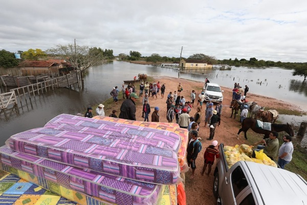 Entregan alimentos, colchones y frazadas a damnificados - ADN Paraguayo
