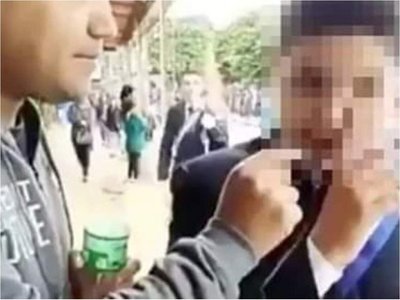 Padres del abanderado que no respondió preguntas demandan a cronista