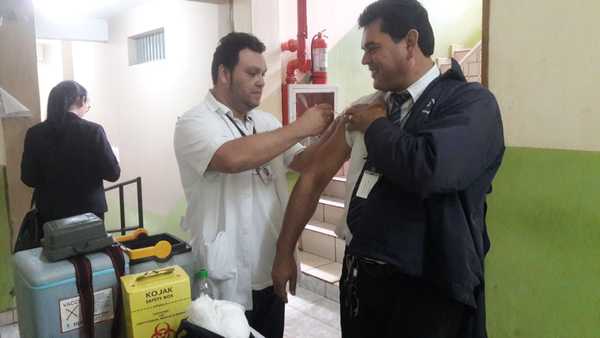 Vacunación contra la influenza en tribunales de Ciudad del Este