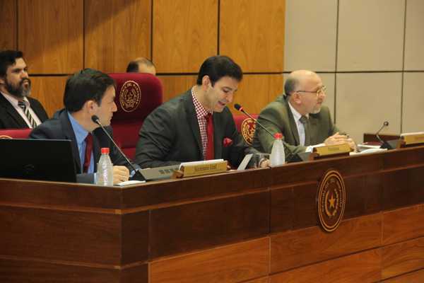 Para senador Ovelar, Ley de Jubilación Médica debe ser analizada - .::RADIO NACIONAL::.