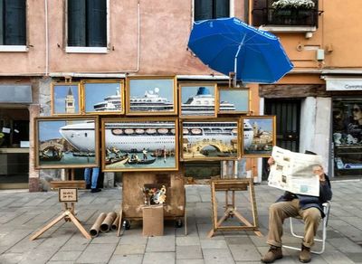 Banksy con su arte callejero llega a su manera a la Bienal de Arte de Venecia